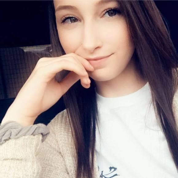 Meet your Posher, Karoline - Picture 1 of 1